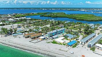 På stranden, solsenger og strandhåndklær