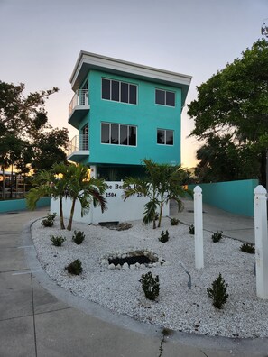Enjoy a stay at The Beach House 2504, featuring a balcony and a beautifully landscaped area with an entrance.