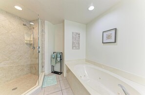 Badewanne, Haartrockner, Handtücher, Seife