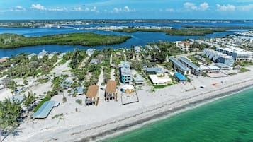 Plage, chaises longues, serviettes de plage