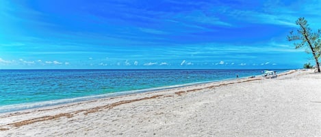 En la playa, camastros y toallas de playa