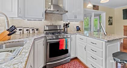 Welcome to Owl Hollow Retreat! Stunning mountain and valley views.