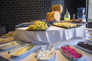 Breakfast buffet - Mayer Hotel Istanbul (Istanbul)