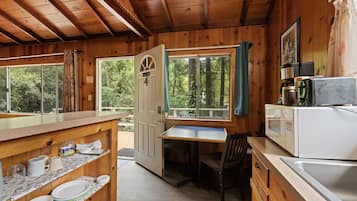 Kühlschrank, Mikrowelle, Wasserkocher mit Kaffee-/Teezubehör