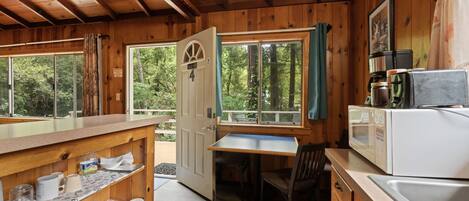 雪櫃、微波爐、咖啡機/沖茶器、廚房用具/餐具/器皿