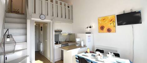 Kjøleskap, mikrobølgeovn, ovn og oppvaskmaskin