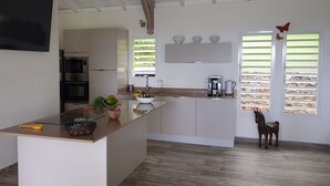 Kaffetrakter/tekoker, kjøleskap, mikrobølgeovn og ovn