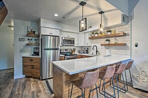 Fridge, microwave, stovetop, dishwasher - Contemporary Family Condo by Pineview Reservoir! (Huntsville)