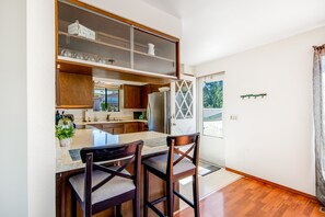 Fridge, microwave, oven, stovetop - Family-Friendly Home with High-Speed WiFi, Water View, W/D, and Enclosed Yard (Freeland)