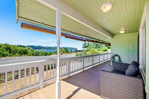 Terrace/patio - Family-Friendly Home with High-Speed WiFi, Water View, W/D, and Enclosed Yard (Freeland)