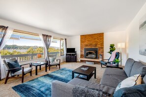 TV, fireplace - Family-Friendly Home with High-Speed WiFi, Water View, W/D, and Enclosed Yard (Freeland)