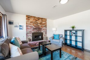 TV, fireplace