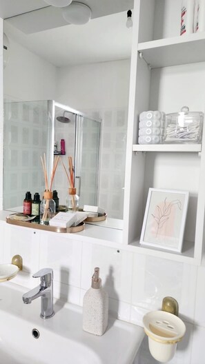 Shower, hair dryer, bidet, towels