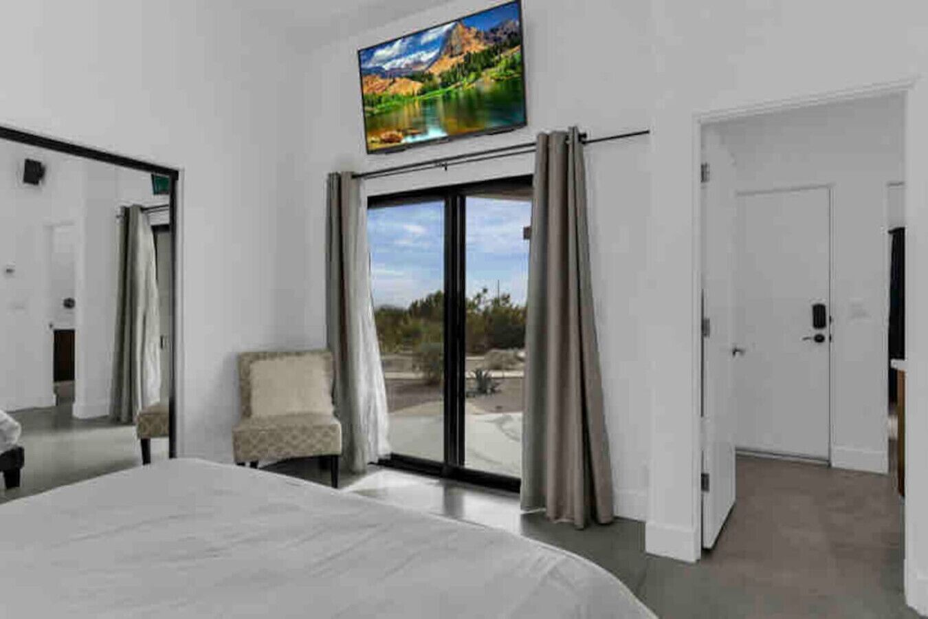 7 bedrooms, desk, iron/ironing board, travel crib