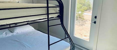 7 habitaciones, escritorio y tabla de planchar con plancha