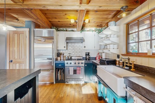 Luxury lakefront home with private hot tub, on-site dock, fireplace & HOA beach