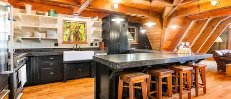 KĂŒhlschrank, Mikrowelle, Ofen, Herdplatte