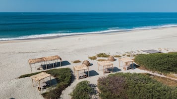 En la playa, sombrillas y toallas de playa