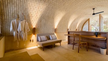 Senior Suite Piscina Privada | Minibar, escritorio y espacio para trabajar con laptop