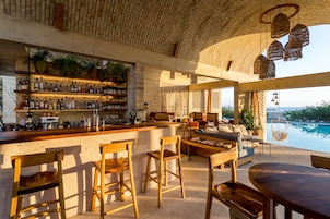 Bar en la piscina