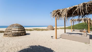 Accommodatie ligt op het strand, parasols, strandlakens