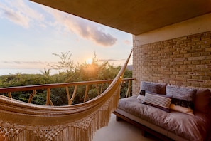 Senior Suite Frente al Mar | Minibar, escritorio y espacio para trabajar con laptop