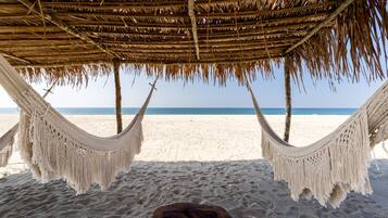 På stranden, parasoller, badehåndklæder