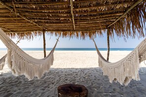 En la playa, sombrillas y toallas de playa