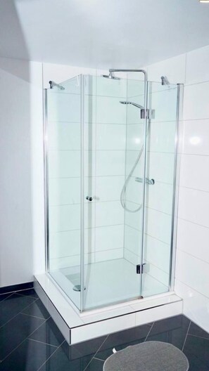 Shower, hair dryer, slippers, towels - Blumenberg vacation apartment Hamburg (Hamburg)