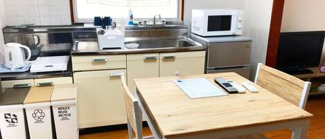 冷蔵庫、電子レンジ、調理器具と食器