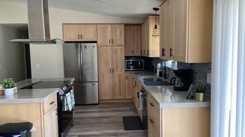 Réfrigérateur, micro-ondes, four, plaque de cuisson