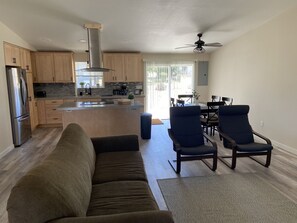 Een smart-tv, videogames, een dvd-speler en een filmbibliotheek