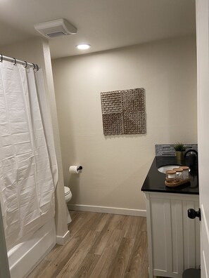 Douche, sèche-cheveux, serviettes fournies, savon