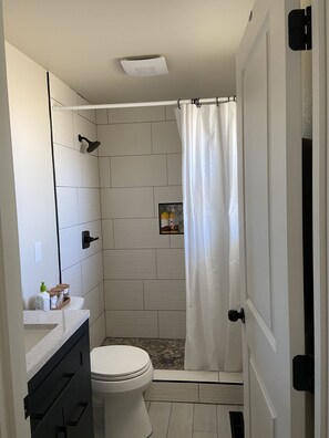 Douche, séchoir à cheveux, serviettes fournies, savon