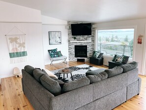 Téléviseur connecté, foyer, lecteur de DVD, livres