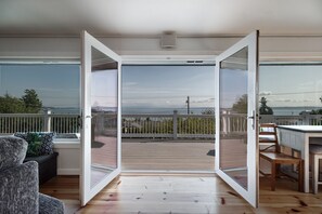 Téléviseur connecté, foyer, lecteur de DVD, livres