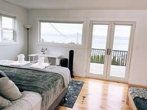 5 chambres, bureau, fer et planche à repasser, lit de bébé portatif