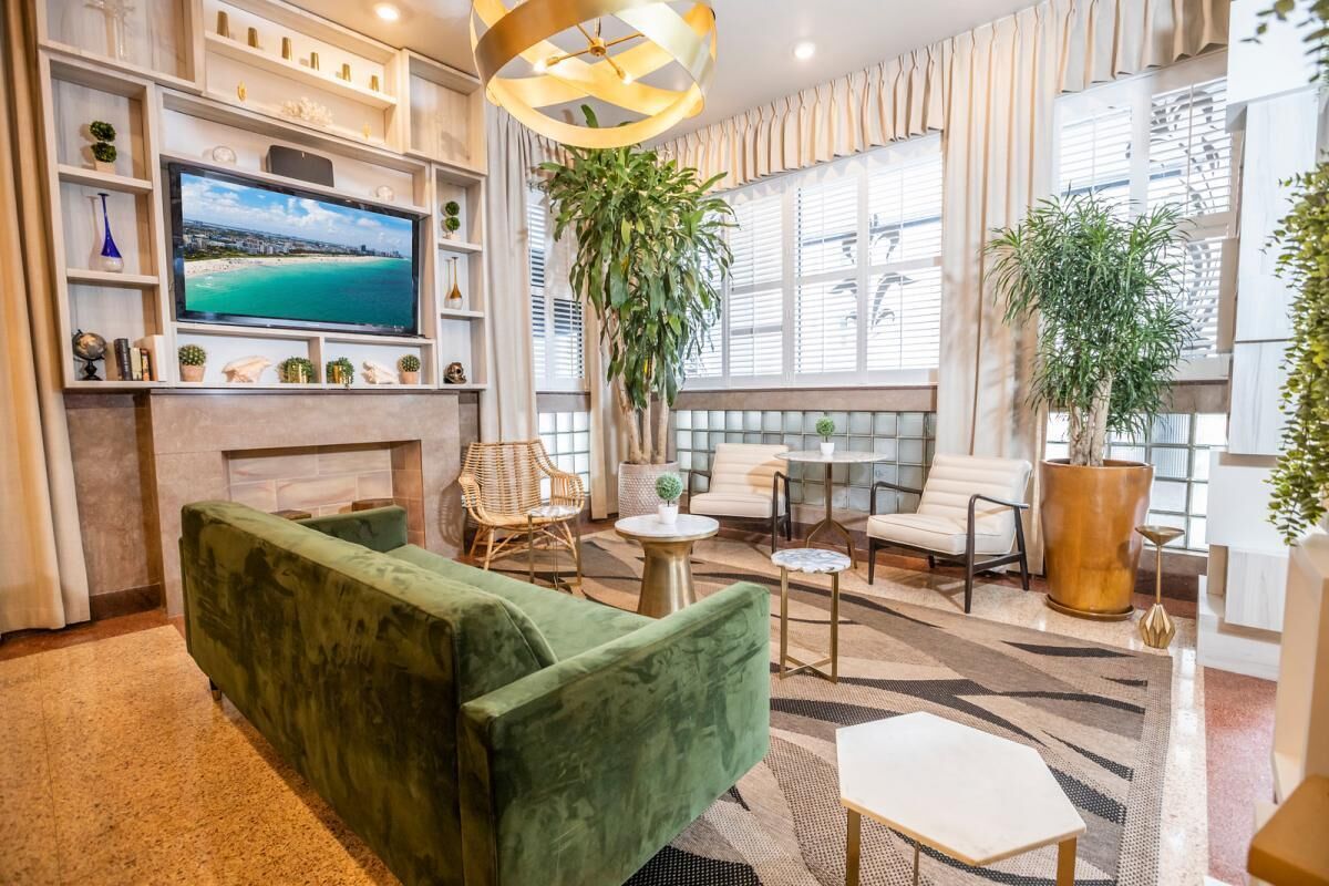 Affordable Getaway! Walk to Art Deco Historic District! Mini-Pool, Pet Friendly!
