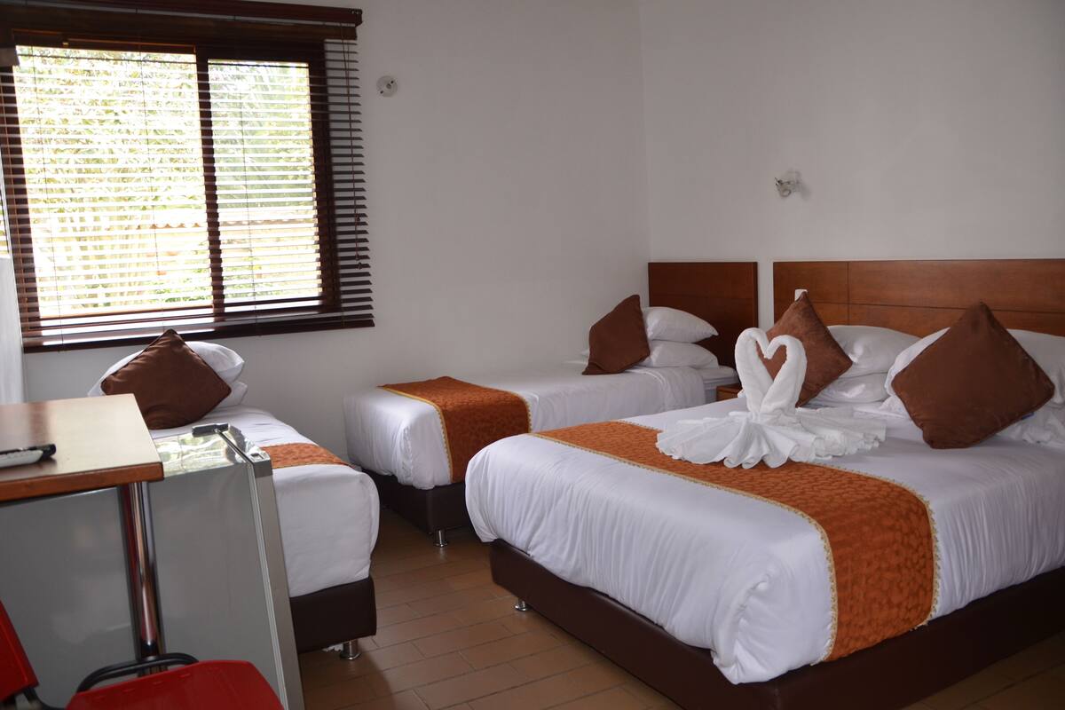 Chambre Quadruple, vue jardin | Coffres-forts dans les chambres, rideaux occultants, Wi-Fi gratuit