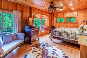 4 bedrooms, iron/ironing board, Internet, bed sheets