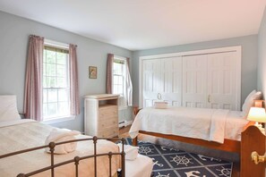 4 bedrooms, iron/ironing board, WiFi, bed sheets - 1.6 mi to Nauset Beach! (Orleans)