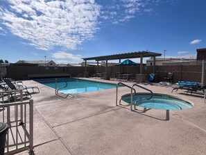 Piscine extérieure, piscine chauffée