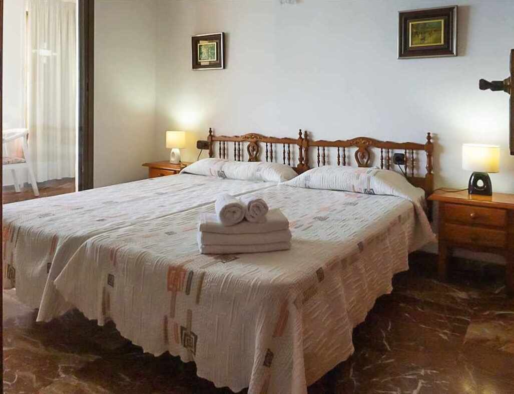 3 dormitorios, tabla de planchar con plancha, cuna de viaje