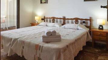 3 dormitorios, tabla de planchar con plancha, cuna de viaje