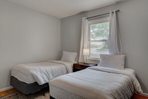 3 bedrooms, desk, iron/ironing board, travel cot - Duke Hospital House (Durham)