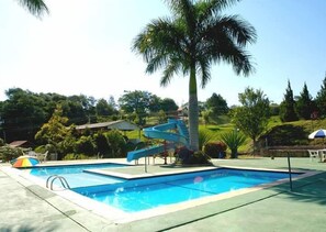 Outdoor pool, pool umbrellas, pool loungers - Hotel Fazenda Colinas de Itupeva (Itupeva)