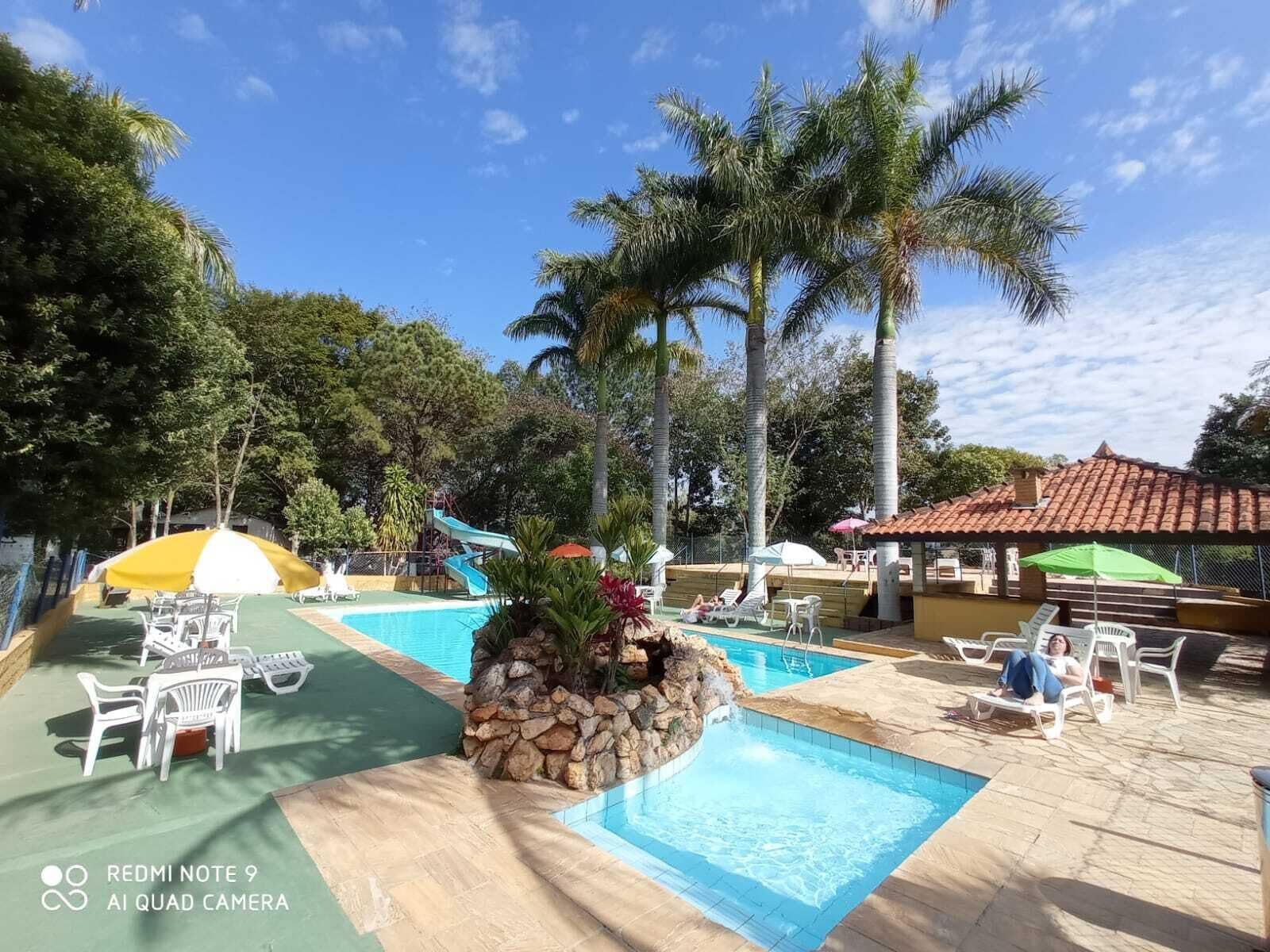 Piscina externa, guarda-sóis, espreguiçadeiras