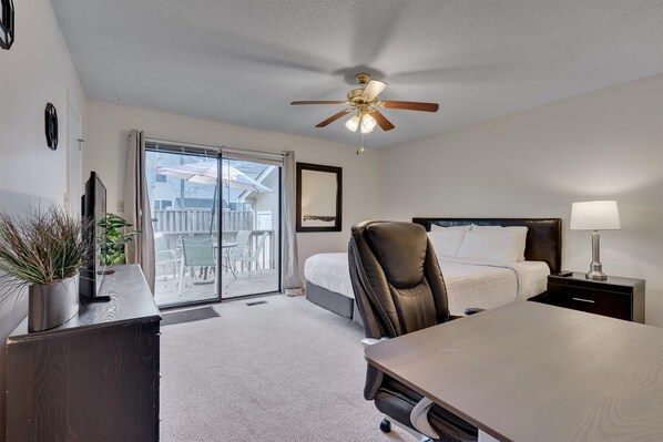 2 slaapkamers, een bureau, een strijkplank/strijkijzer, gratis wifi