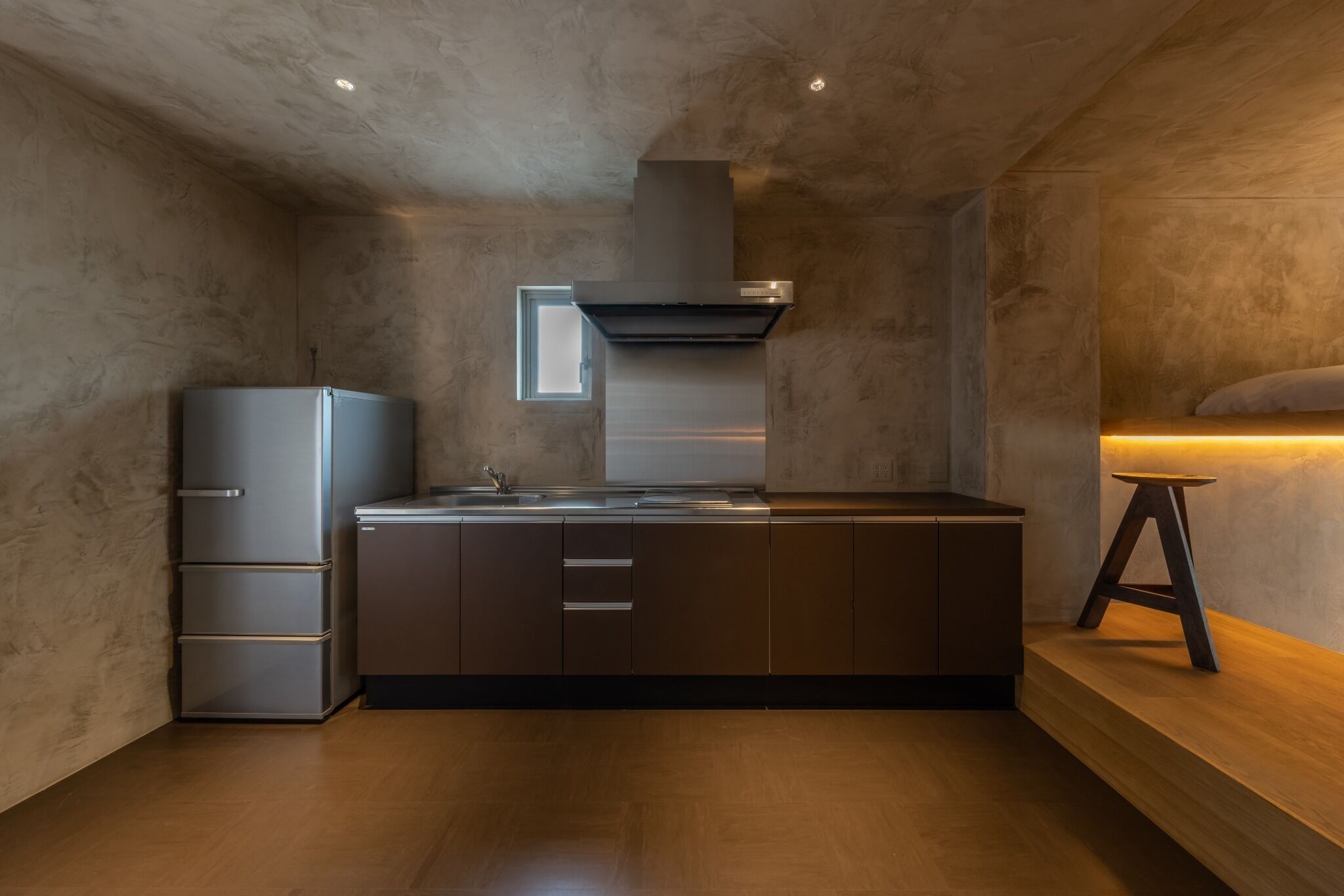 冷蔵庫、電子レンジ、コンロ、調理器具と食器