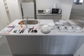 ثلاجة، ميكروويف، موقد طهي مسطح، مستلزمات طهي/أطباق/أوعية